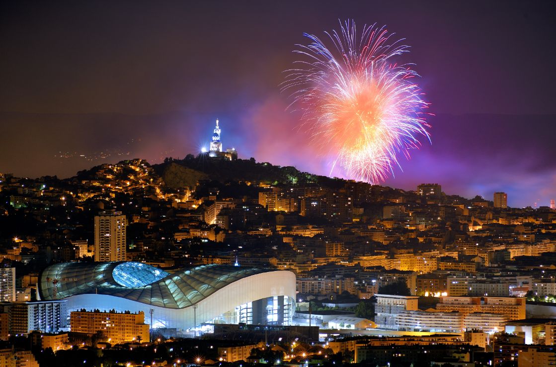 feux d'artifice au-dessus de la stade vélodrome a marseille